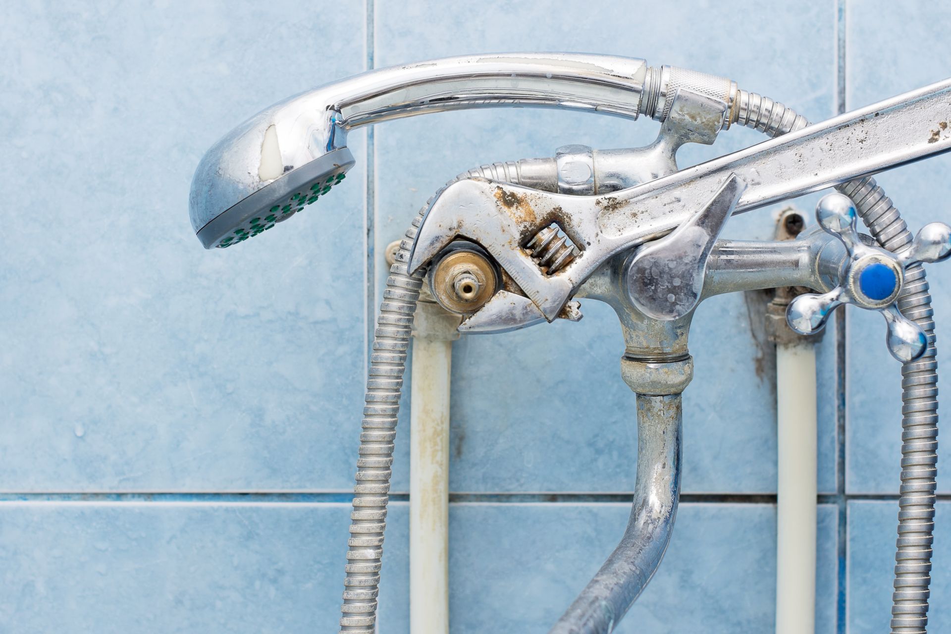 Kalkablagerungen an Duscharmatur durch hartes Wasser